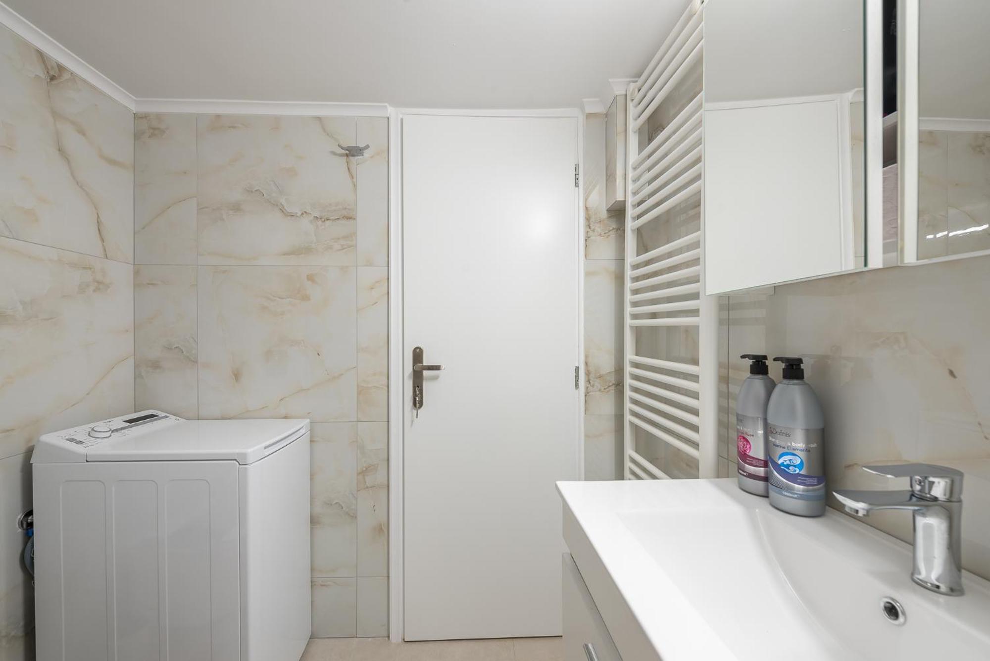 Apartment Kastela's Harbor Retreat With Jacuzzi Piraeus